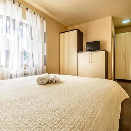 Countyside Retreat Six Bedroom With Pool Vila *