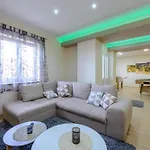 Countyside Retreat Six Bedroom With Pool فيلة
