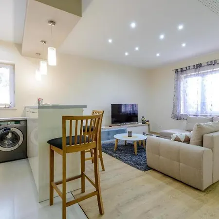 ヴィラ Countyside Retreat Six Bedroom With Pool Gruda