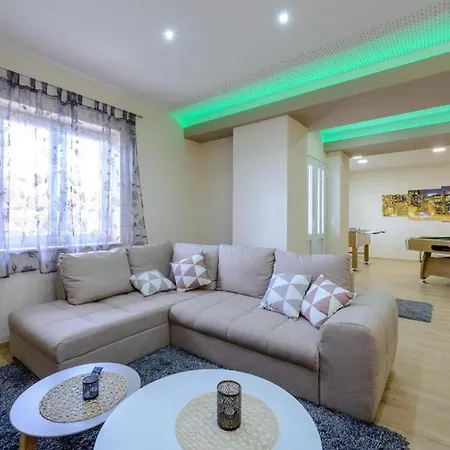 Countyside Retreat Six Bedroom With Pool Villa