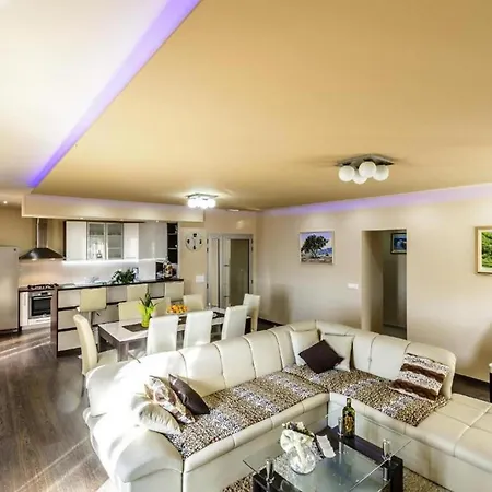 Villa Countyside Retreat Six Bedroom With Pool