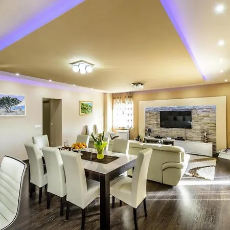 Villa Countyside Retreat Six Bedroom With Pool *