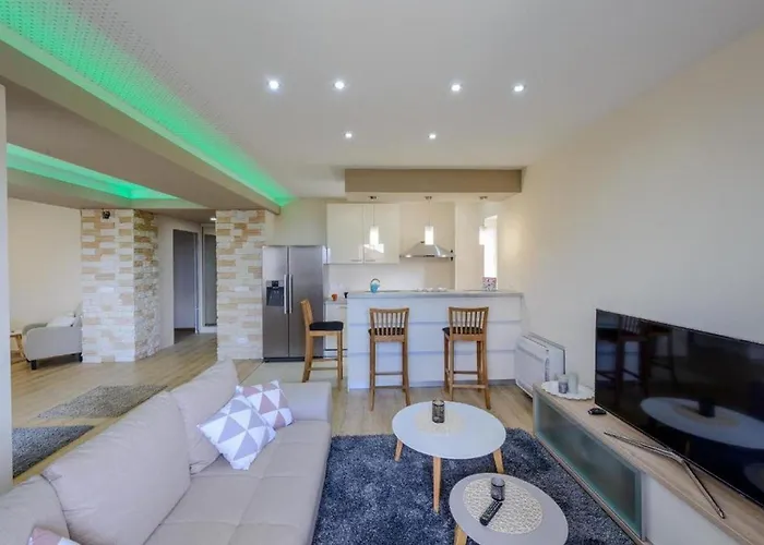 Countyside Retreat Six Bedroom With Pool فيلة Gruda