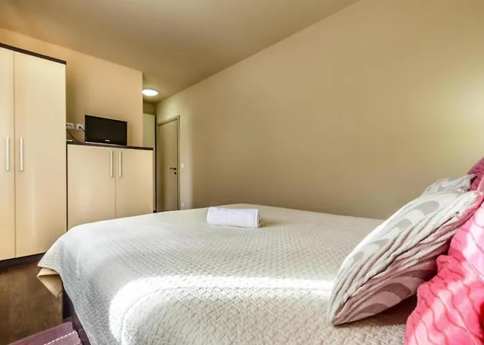 Countyside Retreat Six Bedroom With Pool Villa *