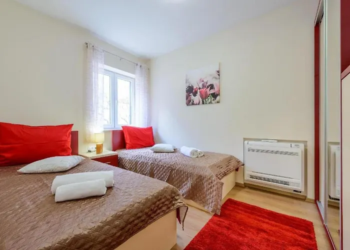 Countyside Retreat Six Bedroom With Pool فيلة