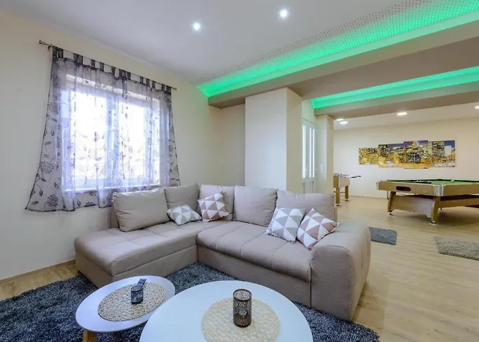 Countyside Retreat Six Bedroom With Pool فيلة