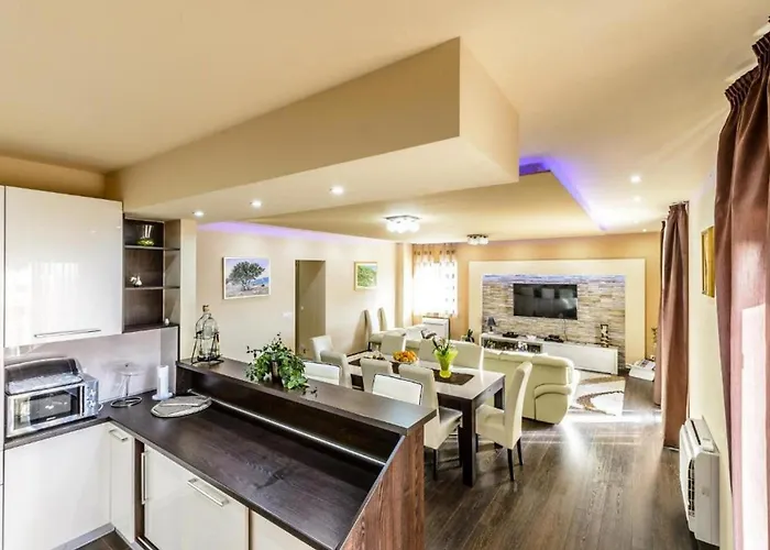 Countyside Retreat Six Bedroom With Pool Villa