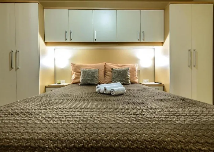 Countyside Retreat Six Bedroom With Pool Villa *